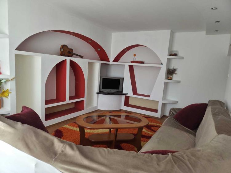 Apartament cu 3 camere decomandat în Milcov