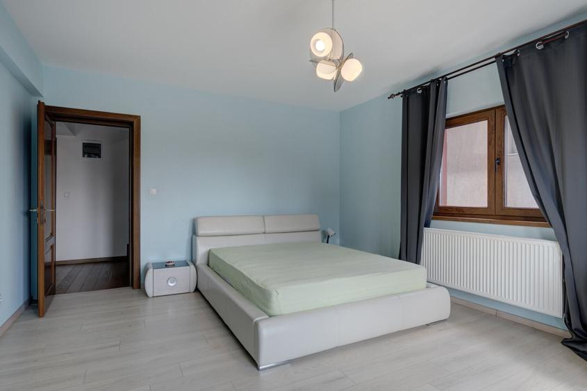 Casă individuală cu 8 camere cu Teren 515 Mp în Tunari