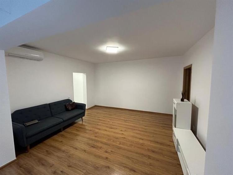 Apartament cu 3 camere semidecomandat în Iancului