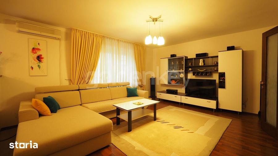 Casă cu 10 camere cu Teren 633 Mp în Central