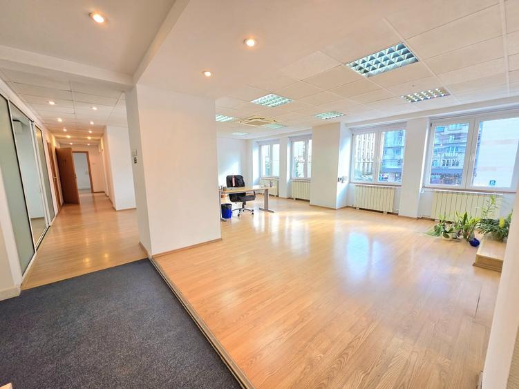 Spațiu comercial, de 218 mp, în Universitate