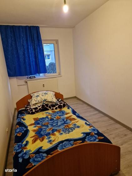 Apartament cu 3 camere semidecomandat în Craiovița Nouă
