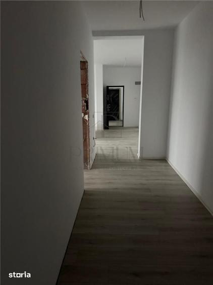 Apartament cu 3 camere decomandat în Plopi