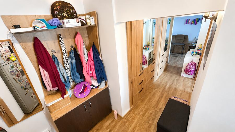 Apartament cu 3 camere semidecomandat, mobilat în Pantelimon
