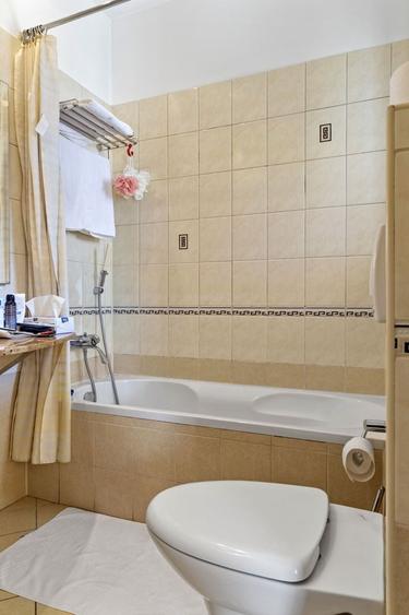 Apartament cu 8 camere semidecomandat, mobilat în Capitale