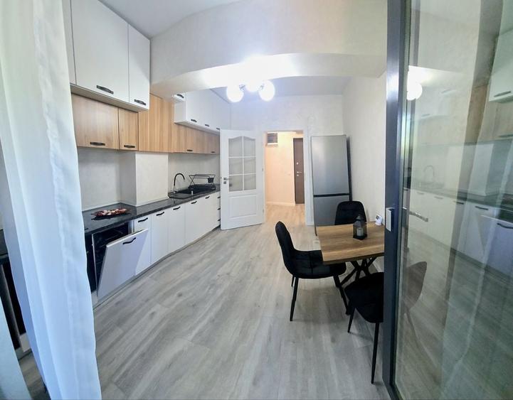 Apartament cu 3 camere decomandat în Central