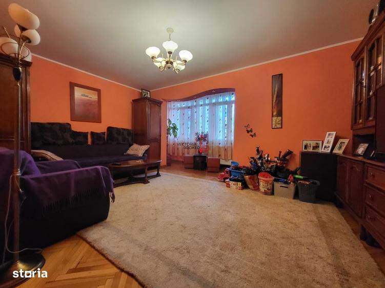 Apartament cu 4 camere decomandat în Titan