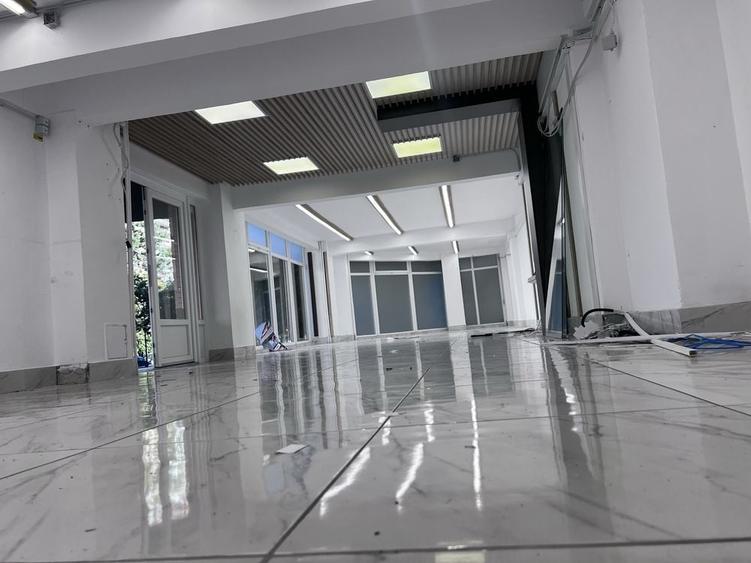 Spațiu comercial, de 210 mp, în Central