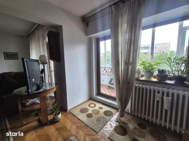 Apartament cu 3 camere decomandat în Calea București