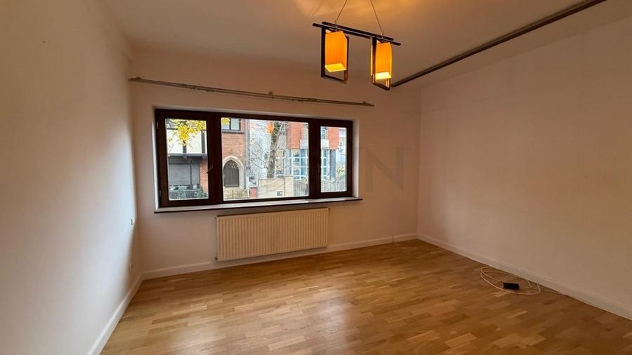 Apartament cu 3 camere semidecomandat, mobilat în Primăverii