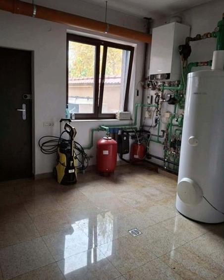 Casă cu 10 camere cu Garaj în Tineretului