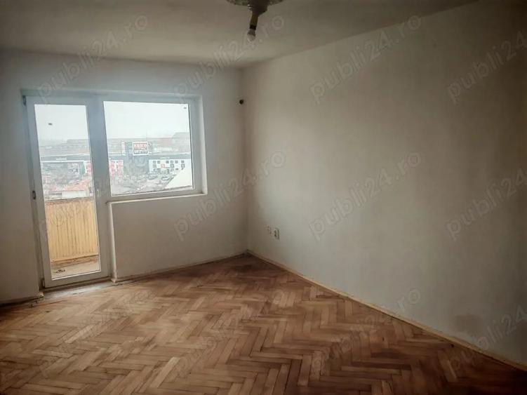 Apartament cu 4 camere semidecomandat în Micro 8