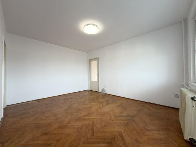 Apartament cu 3 camere semidecomandat în Punctele Cardinale
