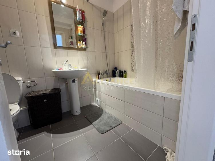 Casă cu 4 camere cu Teren 200 Mp în Glina