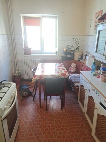 Apartament cu 3 camere semidecomandat în CET