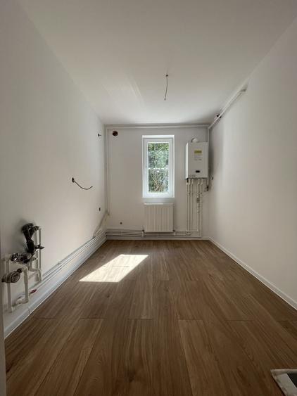 Apartament cu 2 camere semidecomandat, mobilat în Est