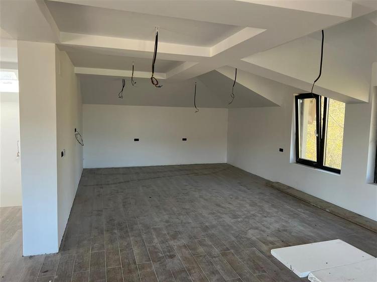 Casă cu 6 camere cu Teren 950 Mp în Central