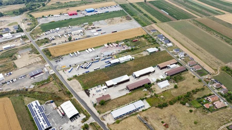 Spațiu comercial, de 3,300 mp, în Sântion