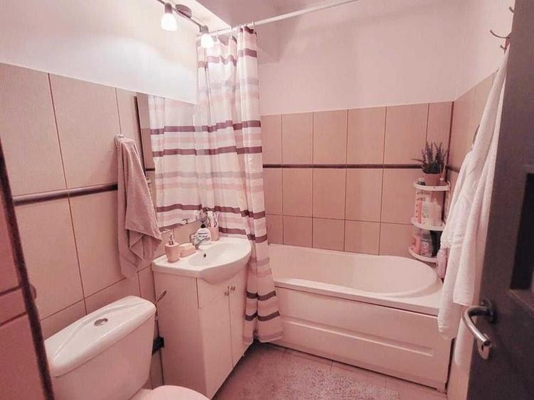 Apartament cu 2 camere semidecomandat, mobilat în Central