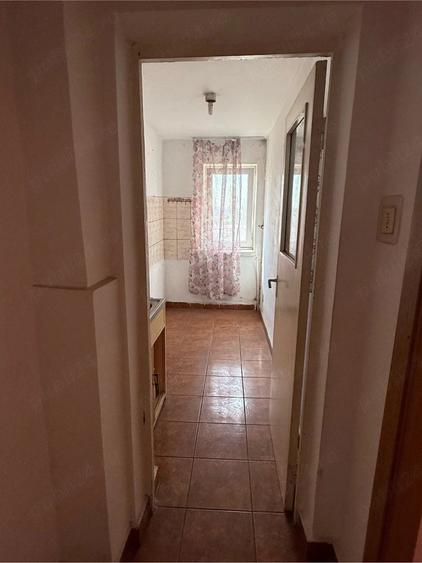 Apartament cu 3 camere semidecomandat în Cet