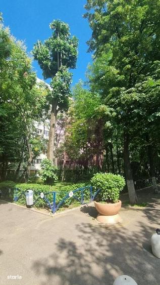 Apartament cu 3 camere semidecomandat în Berceni