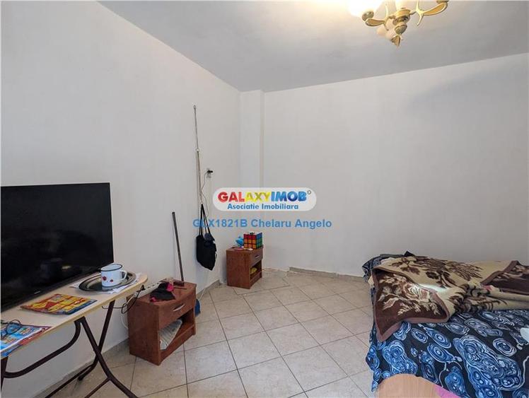 Casă cu 3 camere cu Garaj în Andronache