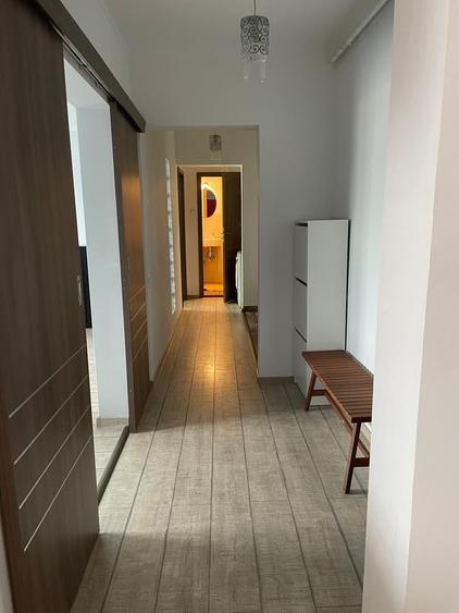 Apartament cu 3 camere semidecomandat în Sebastian