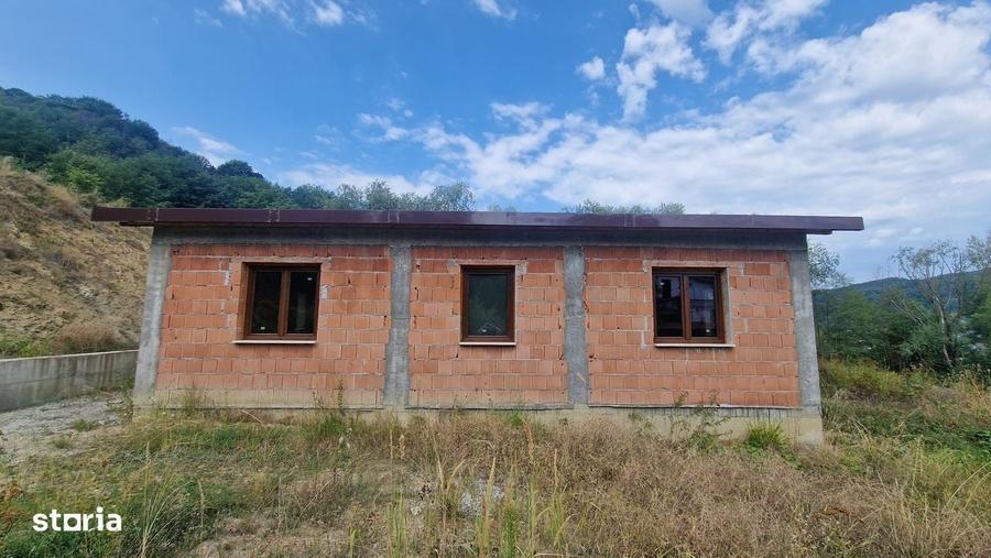 Casă cu 4 camere în Vlădești