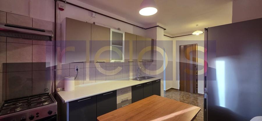 Apartament cu 4 camere semidecomandat, mobilat în Tineretului