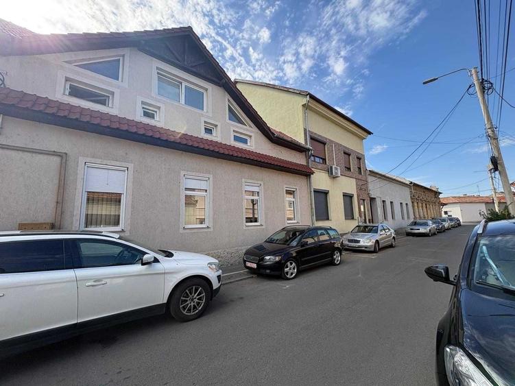 Casă cu 4 camere cu Teren 300 Mp în Central