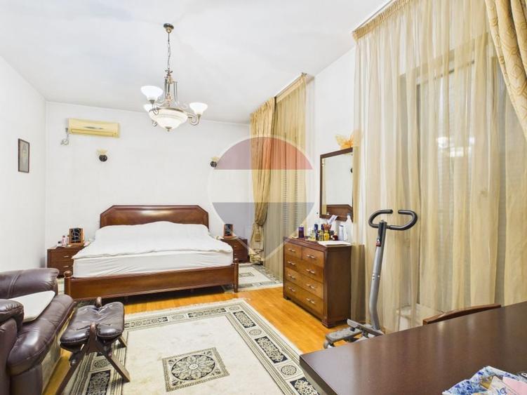 Casă individuală cu 9 camere cu Teren 642 Mp în Periferie