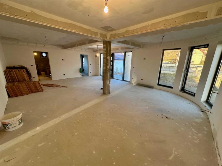Casă cu 4 camere în Rozavlea