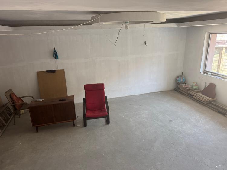 Casă individuală cu 4 camere cu Canalizare în Trocadero