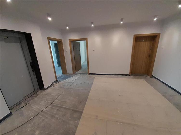 Apartament cu 4 camere semidecomandat în Florești