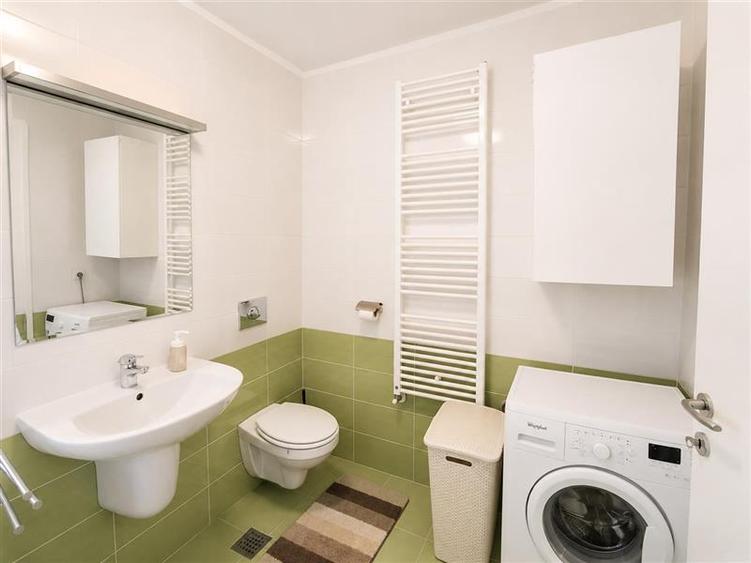 Apartament cu 2 camere semidecomandat, mobilat în Tractorul