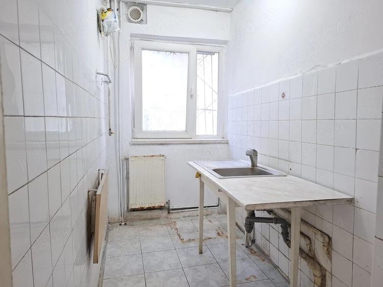 Apartament cu 3 camere semidecomandat în Girocului