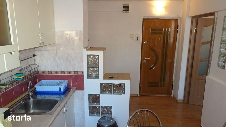 Inchiriez apartament 2 camere decomandat in Deva, I. Maniu, etaj 2, - 3