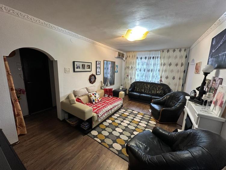 Apartament cu 4 camere semidecomandat, mobilat în Moșilor