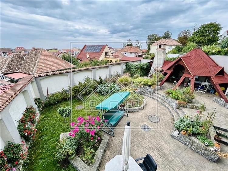 Casă individuală cu 7 camere cu Teren 475 Mp în Ștrand