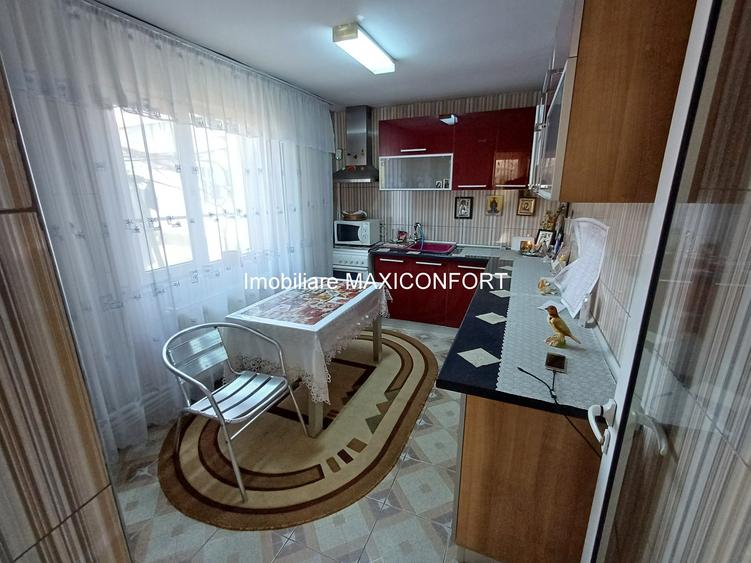 Casă cu 5 camere cu Teren 180 Mp în Lacu Dulce