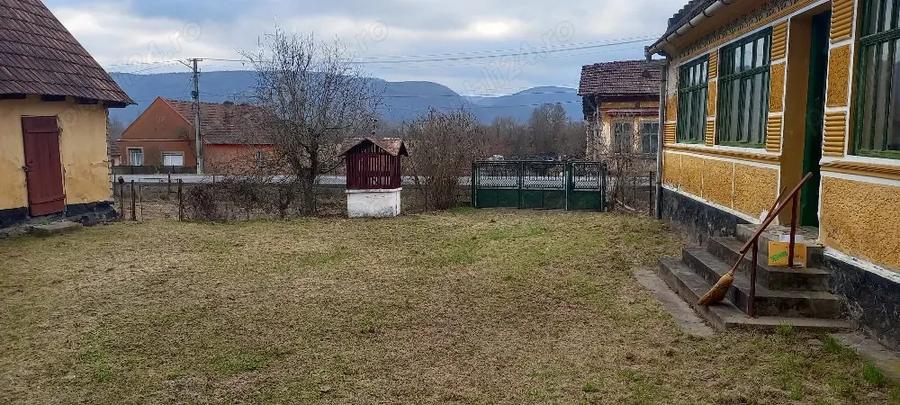 Casă cu Teren 6400 Mp în Petriș