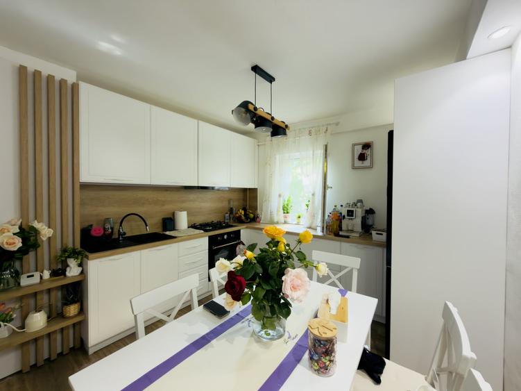 Apartament cu 3 camere decomandat, mobilat în Aradului