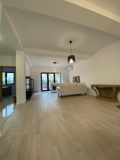 Casă individuală cu 5 camere cu Teren 350 Mp în Central