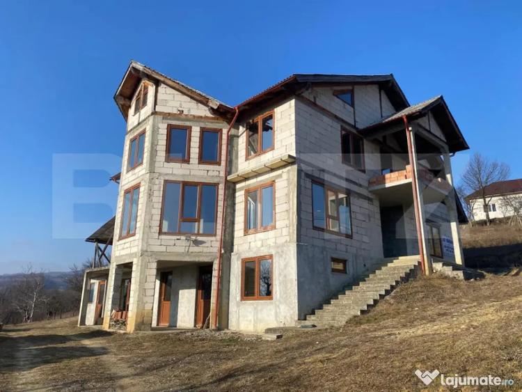Casă cu 5 camere cu Teren 7100 Mp în Central