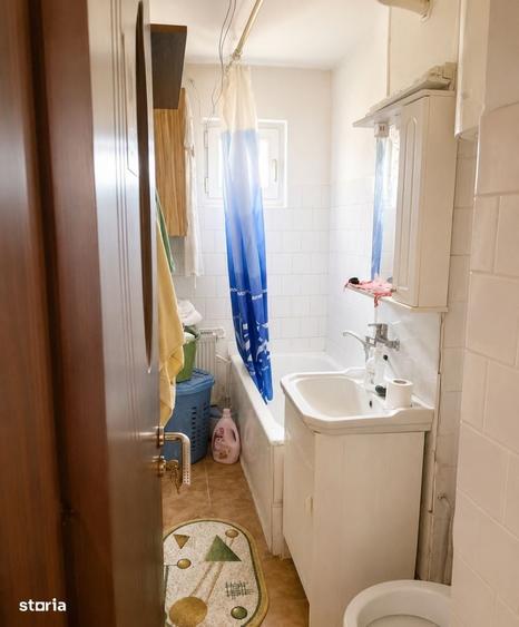 Apartament cu 3 camere semidecomandat în Craiovița Nouă