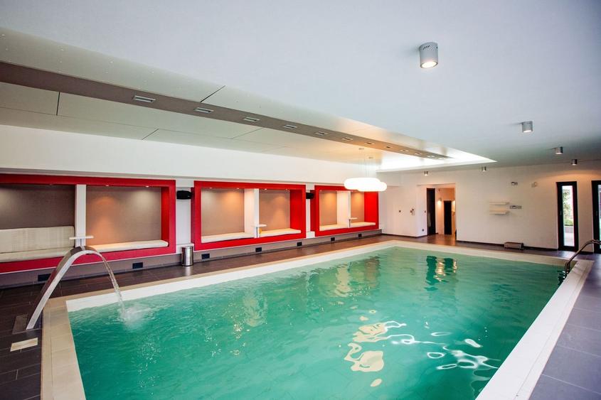 Casă individuală cu 9 camere cu Piscina în Braytim