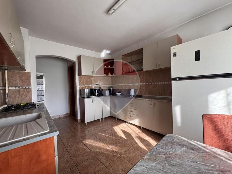 Casă individuală cu 6 camere cu Teren 268 Mp în Între Lacuri