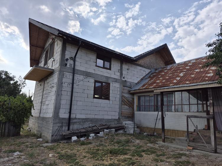 Casă cu 4 camere în Bălteni