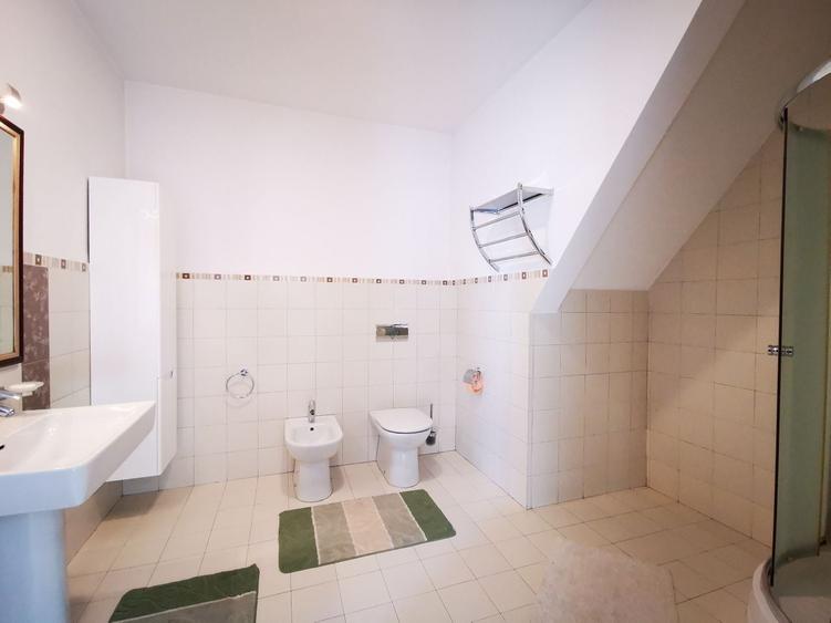 Duplex cu 5 camere cu Canalizare în Iancu Nicolae
