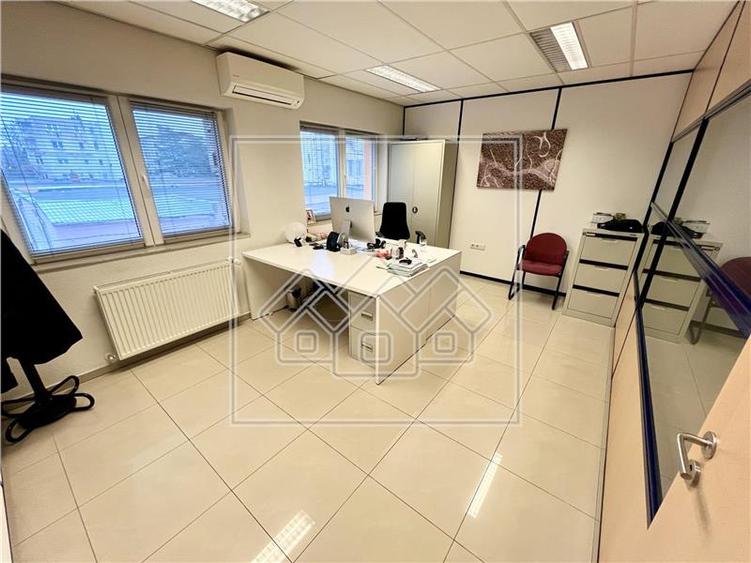 Birou, de 257 mp, în Central